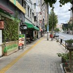 カリーライス専門店エチオピア - 駿河台下交差点からお茶の水へ続く坂道