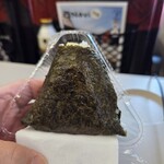 むすび - 海苔で包み込むタイプだ。