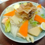 ビーフン東 - 五目焼きビーフン。ふたりで食べらからということで、うずら卵が半分に！