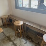 COFFEE STAIN - 奥が座るところで、丸いところがコーヒー置くところです。