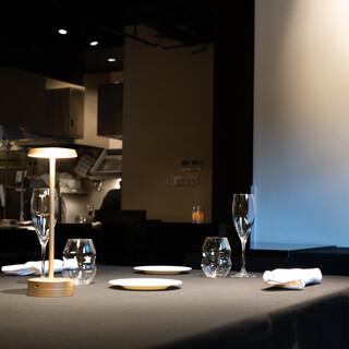 ふと視線を奥に向ければオープンキッチンが垣間見えます