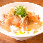 くろす - 第2弾！！8/1㈮販売開始！￥１1００税込【期間限定】　フレンチレストンだからこそ出来たアレンジらーめん登場！ヴィシソワーズ・・じゃがいもやポロ葱を使用した冷製のクリームスープ。くろす特製ダレとスープが相性抜群。生ハムの塩味も合わさり癖になるかも(^_-)-☆是非お愉しみくださいませ