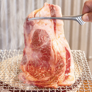 ★炭火で焼くボリューム満点の「国産メガロース」