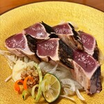 食酔亭元屋 - 塩たたきは高知市内風　塩ダレは下の玉ねぎについてます