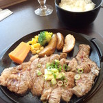 ろく丘 - 鉄板ろく丘ステーキ　ごはん＆サラダ付　<税抜>850円　(2014.09.29)