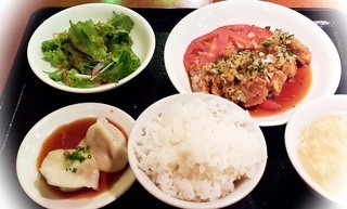 Suien - 油淋鶏ランチ１０００。水餃子付きで、ごはんとスープおかわりできます