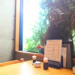 やぶ善 - 玄関入ってすぐ左にある窓際席。
