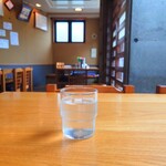 やぶ善 - 着席後すぐに提供してくれる、冷たいお水。