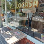 COFFEE AND BAKED LOCASA - テラス席も1卓あります