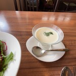カフェ・バル yamashita - じゃがいもの冷製スープ（ビシソワーズ）
                                とろりとした口あたりで、やさしい塩気とまろやかさが印象的。暑い時期にぴったりの、涼やかなスープ　　　（こちらは、サービスで頂きました♥）
