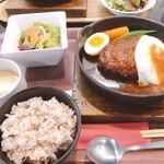 カジュアルダイニング Bon - 料理写真:オリジナルハンバーグ(チャコールソース)¥980+目玉焼き¥150、ご飯は五穀米