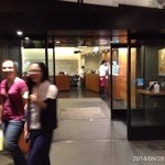 骨付鳥 一鶴 - 2014.9.28(日)21時　遅い夕食　ひな鳥とおにぎり(塩辛くない)