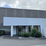 ラ・メゾン　ド　ジュン - お店の外観です。おしゃれな建物です。駐車場も広くて車を停めやすいです。