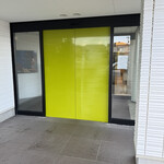 ラ・メゾン　ド　ジュン - 店舗入り口。看板と同じ色の自動ドアでした。