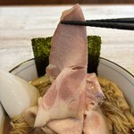 中華そば 四つ葉 - レアチャーシューリフト。