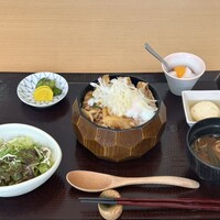 江戸前肉割烹 宮下 - 豚バラ肉のスタミナ丼　温玉乗せ