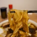 手打ち 陰日向 - 麺リフトアップ