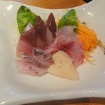 ウオバル - 産地直送鮮魚のカルパッチョ　ウオバル風(カンパチ、イサキ、トビウオ、ホタテ)(2014.9)