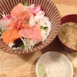 麺亭 しおつる - 海鮮丼（380円）
