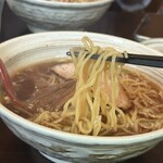 らーめん・手のし餃子 池之端 松島 - ちぢれ細麺でスープがよく絡みます。