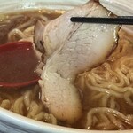 らーめん・手のし餃子 池之端 松島 - 焼豚が周りは柔らかくてしっとりして、いいアクセントです。