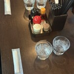 らーめん・手のし餃子 池之端 松島 - テーブル席（ちょうど4人座れました）