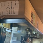 らーめん・手のし餃子 池之端 松島 - カウンター席からキビキビお仕事されてる調理場が見えます。