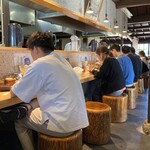 水田商店 - 待っている木製の長椅子から撮影