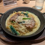 てっぱんのスパゲッティ - 料理写真:一枚チキンのカルボ
