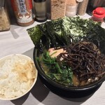 横浜家系 てつ家 市ヶ谷 - 「チャーシュー麺中盛」1,360圓
                                （味濃いめ、鷄油多め）
                                「海苔」100圓
                                「キクラゲ」100圓
                                「ライス竝」250圓。
