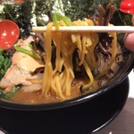 横浜家系 てつ家 - 「チャーシュー麺中盛」1,360圓
      （味濃いめ、鷄油多め）
      「海苔」100圓
      「キクラゲ」100圓
      の麺アップ。