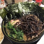 横浜家系 てつ家 - 「チャーシュー麺中盛」1,360圓
      （味濃いめ、鷄油多め）
      「海苔」100圓
      「キクラゲ」100圓。