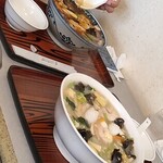 あんかけ屋 - 並盛（奥）、大盛り（手前）の比較。大盛りは多いです！