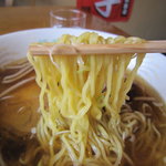成華門 - 麺は細縮れ麺でした。