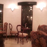 あざみ野うかい亭 - 移築建物ですが広い空間にアンチックな家具