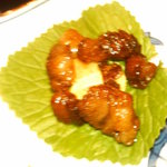 あざみ野うかい亭 - サーロインの脂身をカリカリに炒めてワサビの葉で巻きました