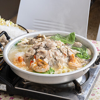 タイの焼肉鍋「ムーカタ」◆旨味が凝縮されたスープが魅力