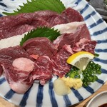 大衆地下酒場 ナナツバ - 馬刺し盛り合わせ