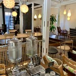 ドロフィーズカフェ - セルフサービスコーナーと店内家具