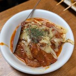 まる豚 - 牛ほほ肉のトマトチーズ焼き