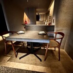 アニエルドール - 一歩足を踏み入れた瞬間、空気の密度が変わりました。土壁に包まれた空間は、まるで洞窟の中のようなひんやりとした静けさ。薄暗い照明により、余計な雑音や視線はすべて落ち着き、料理に向き合うための準備が整っていくように感じます。隣席との距離感は、カジュアルな店ならごく自然なもの。しかしこの店の特別感からすると、もう少し距離があれば完璧だったかもしれません。