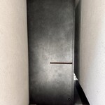 アニエルドール - The Tabelog Award 2025 Bronze 受賞店、さらにフレンチWEST百名店にも選ばれた実力派。家族との記念日を祝うにふさわしい場所を求め、事前に食べログから予約。平日の正午、扉の前に立つと、まるでこちらの気配を察していたかのように、店の方が静かにドアを開けて迎えてくださいました。