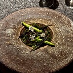 アニエルドール - 「鰹 アスパラガス 金時草 コリアンダー」は、旬をまるごと閉じ込めたような一皿。