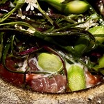 アニエルドール - 和歌山県産のケンケン鰹は、噛めばもちっと弾力があり、そこへねっとりと濃厚な卵黄が絡むと、一気にコクが押し寄せます。仕上げの発酵バターのソースが全体を包み込むようにして、スプーンで一体化させれば、複雑ながらも調和のとれた旨みの層に出会えます。