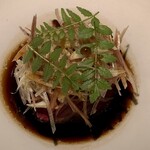 アニエルドール - ロゼ色にローストされた鴨スライスの下には、新潟産の肉厚な八色椎茸と鴨のリエットが隠れていて、網脂に包まれて香ばしく焼かれています。山椒の葉と茗荷の千切りが薬味として添えられ、その香りが口の中でふわりと広がる瞬間、和の繊細さが顔を出します。