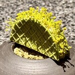 アニエルドール - サクサクとした食感の中から現れるのは、香り高いビワマスのマリネとフヌイユの花。スパークリングワインと合わせれば、味覚だけでなく、記憶にも優しく響きます。