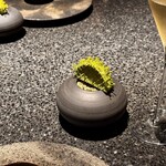 アニエルドール - 右奥の器には半円状の緑のゴーフレット。