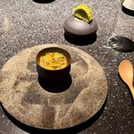 アニエルドール - 「ビワマス 蕪 フヌイユ ジュンサイ」は、まず視覚で魅せてくる一皿。