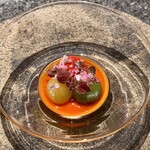 アニエルドール - 下層にパプリカのブランマンジェ、上に3色のミニトマトのコンポート、紫蘇の花が鮮やかに彩ります。
