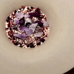 アニエルドール - 一番上には繊細な紫の花びら。その下に、フロマージュブランとラベンダーを顆粒状にしたシャーベット、さらにラベンダー香るムース。一番下には濃厚なブルーベリーが支えています。